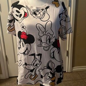 Disney t shirt with Minnie  Mickey daisy Donald and goofy on it